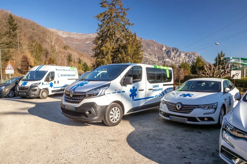 véhicules des Ambulances Taxis  Du Lavedan & Leader