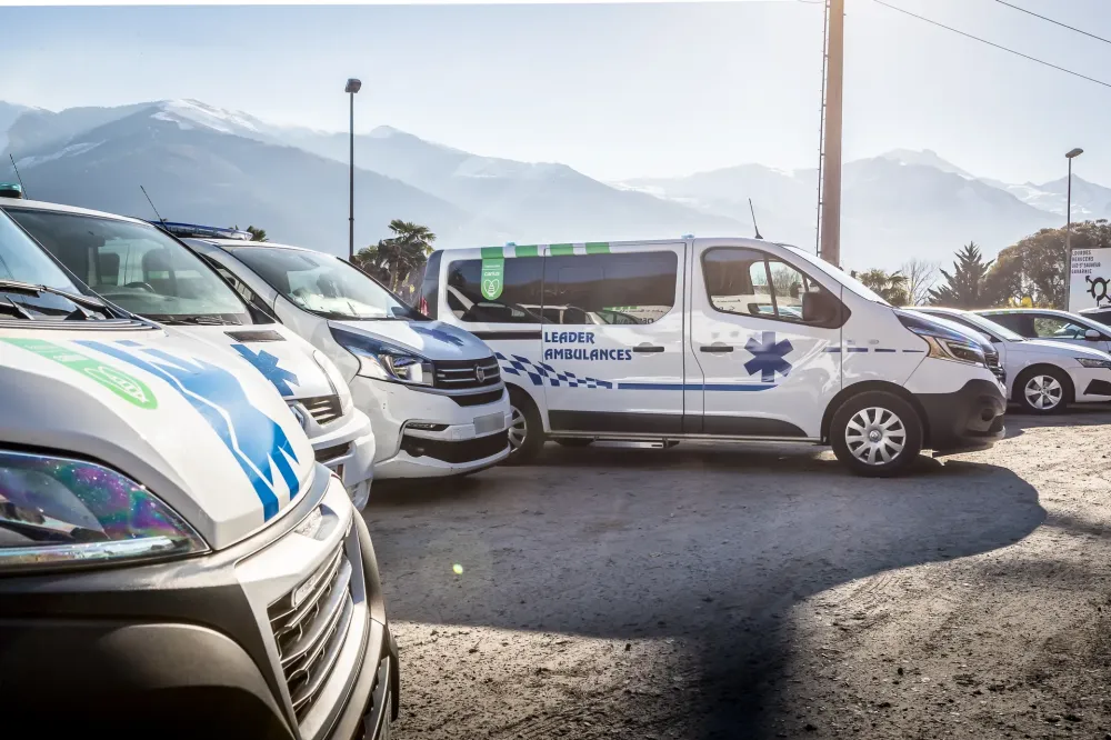 véhicules des Ambulances Taxis  Du Lavedan & Leader