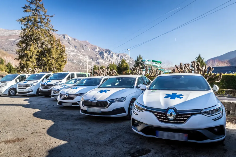 véhicules des Ambulances Taxis  Du Lavedan & Leader