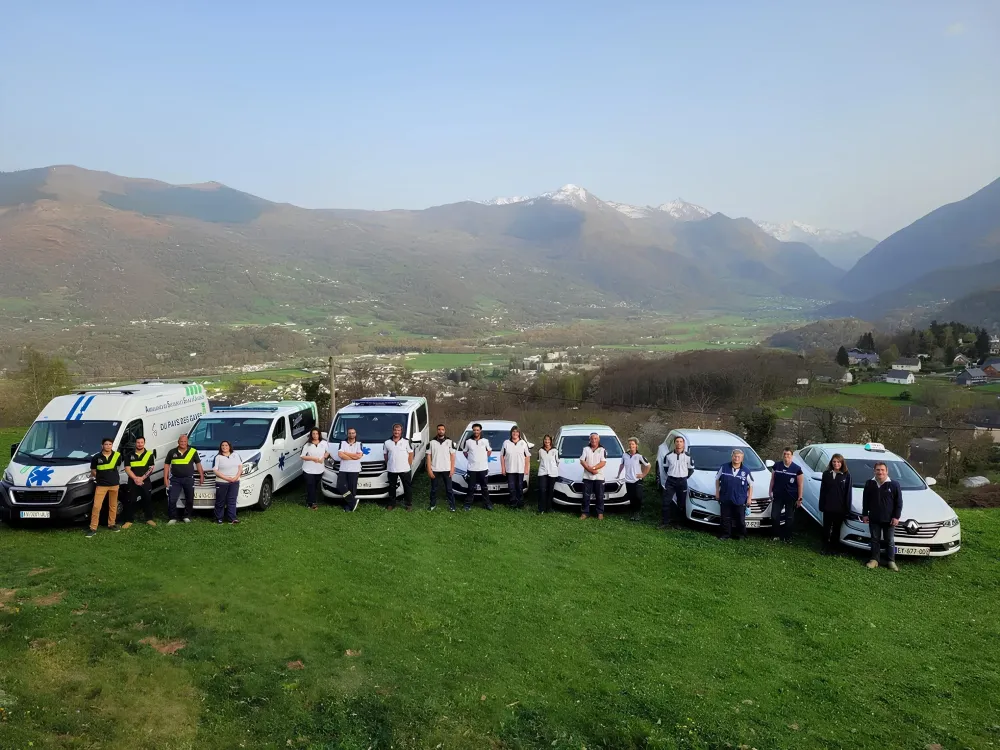 véhicules et équipe des Ambulances Taxis  Du Lavedan & Leader