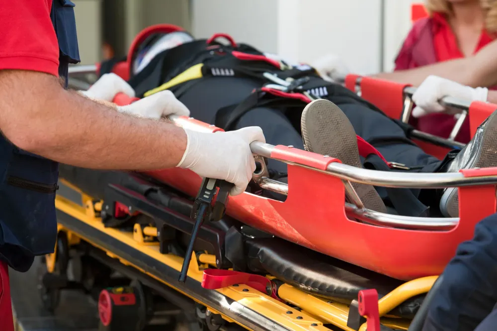 patient sur civière d'ambulance